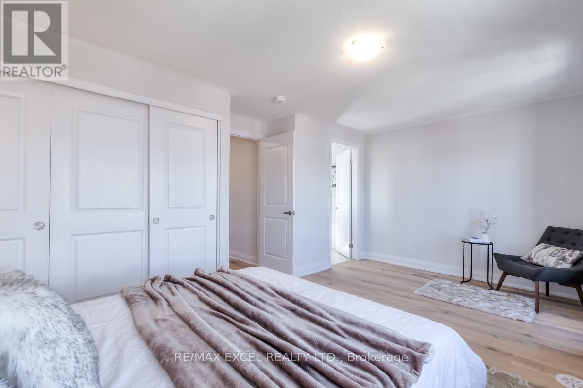












6 MAYBANK LANE

,
Whitchurch-Stouffville (Stouffville),




Ontario
L4A4X7


