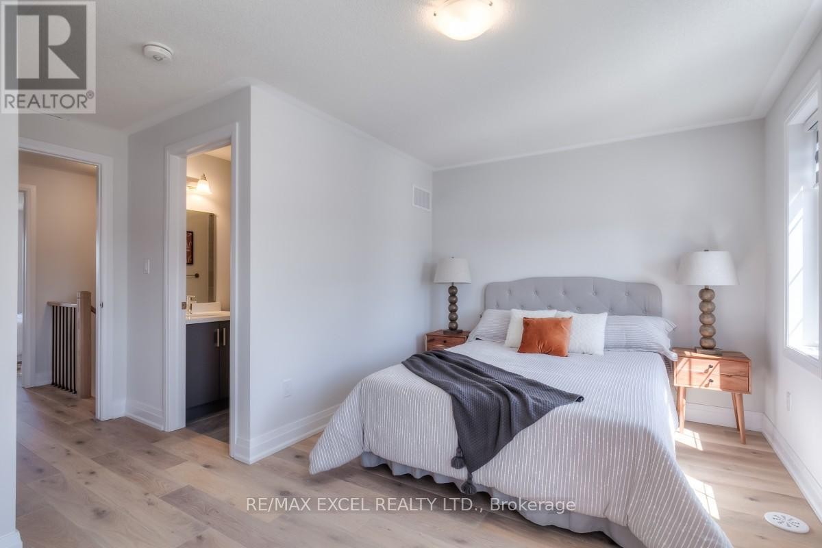 












6 MAYBANK LANE

,
Whitchurch-Stouffville (Stouffville),




Ontario
L4A4X7

