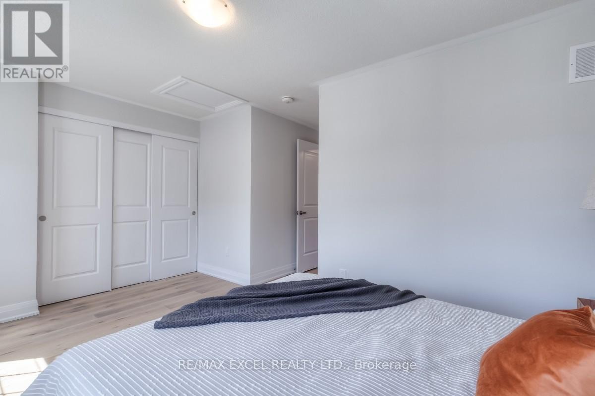 












6 MAYBANK LANE

,
Whitchurch-Stouffville (Stouffville),




Ontario
L4A4X7


