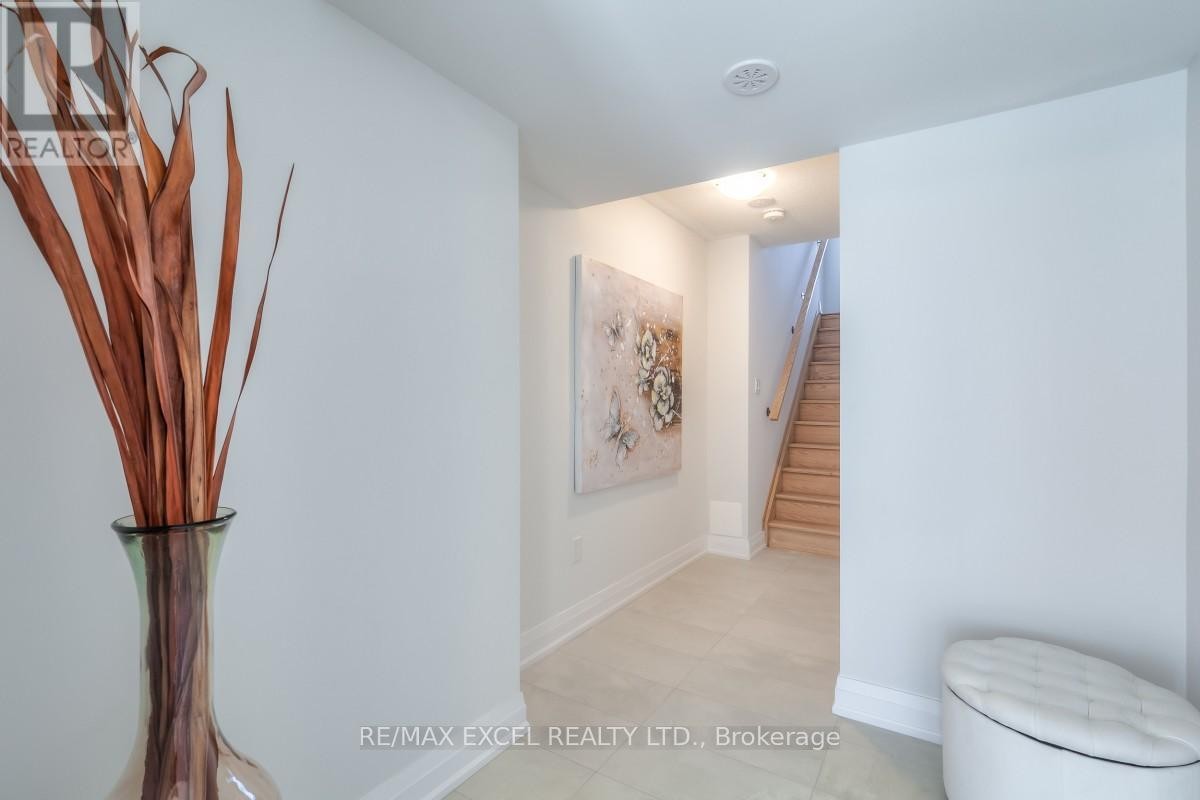 












6 MAYBANK LANE

,
Whitchurch-Stouffville (Stouffville),




Ontario
L4A4X7

