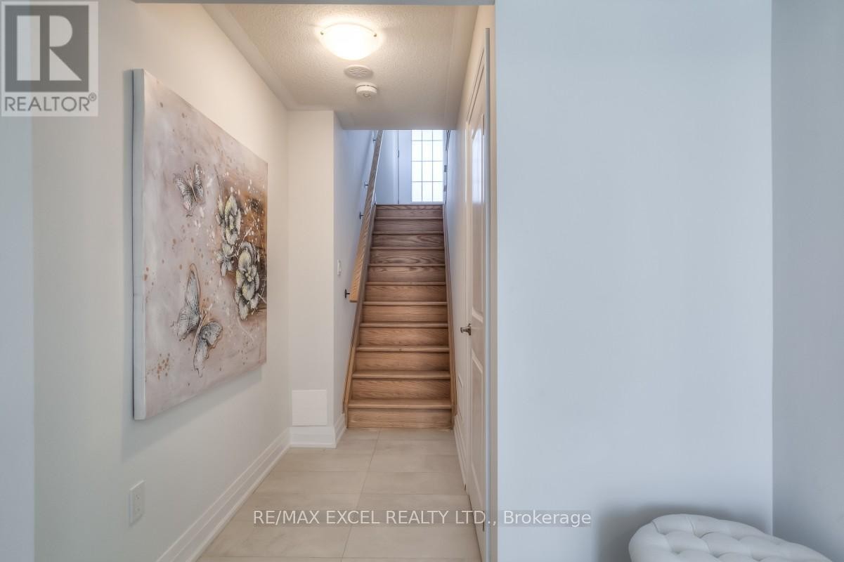 












6 MAYBANK LANE

,
Whitchurch-Stouffville (Stouffville),




Ontario
L4A4X7


