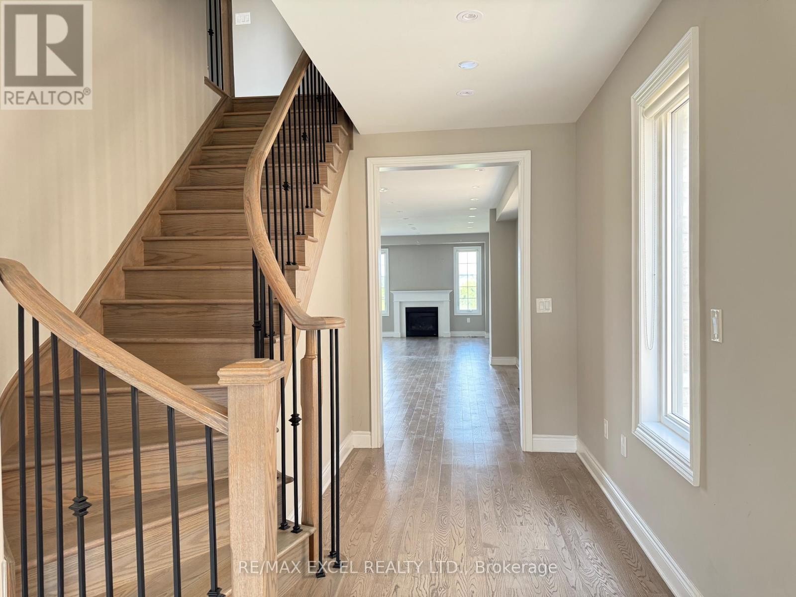 












94 HARTNEY DRIVE

,
Richmond Hill,




Ontario
L4S0K6

