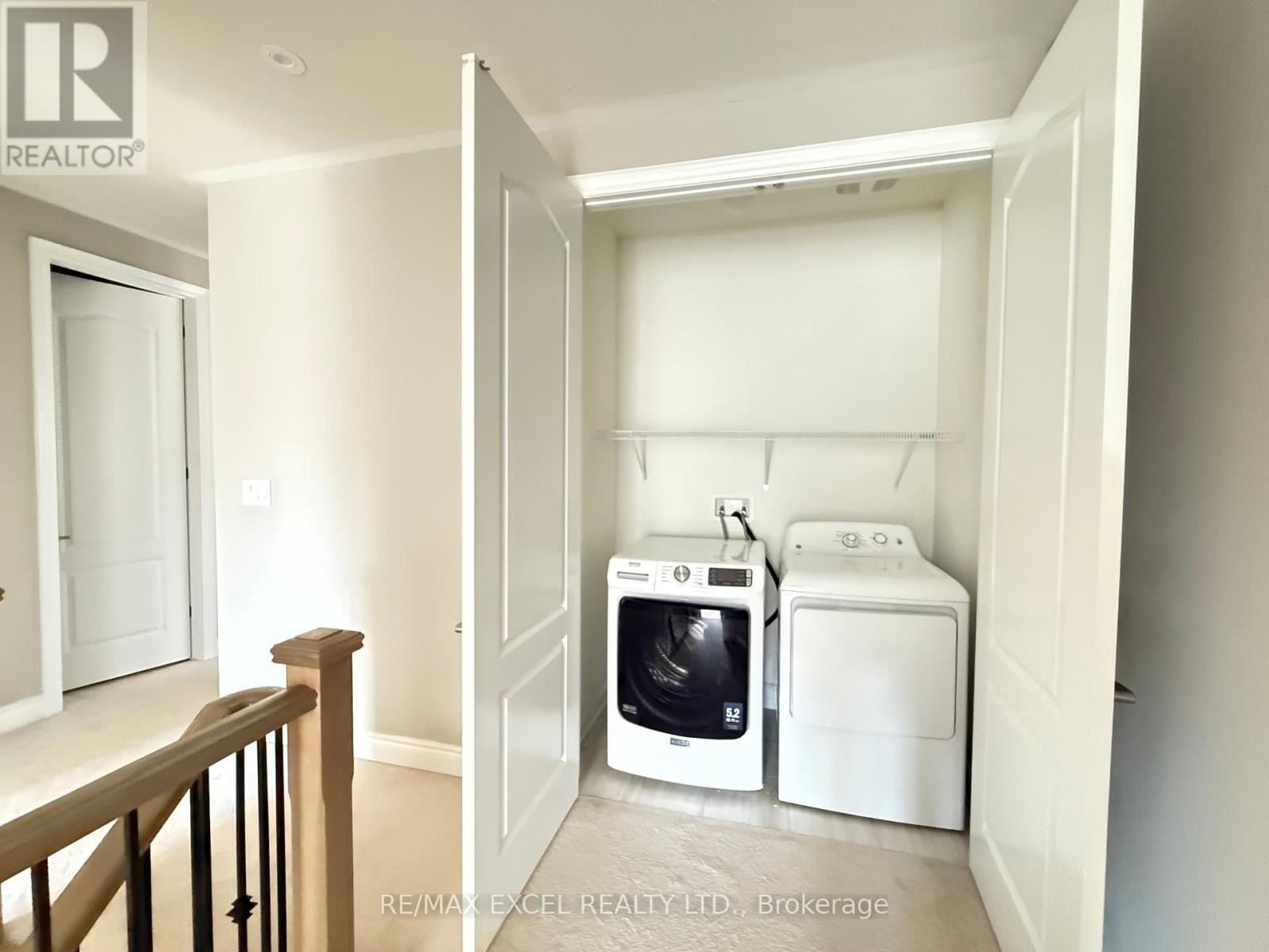 












94 HARTNEY DRIVE

,
Richmond Hill,




Ontario
L4S0K6

