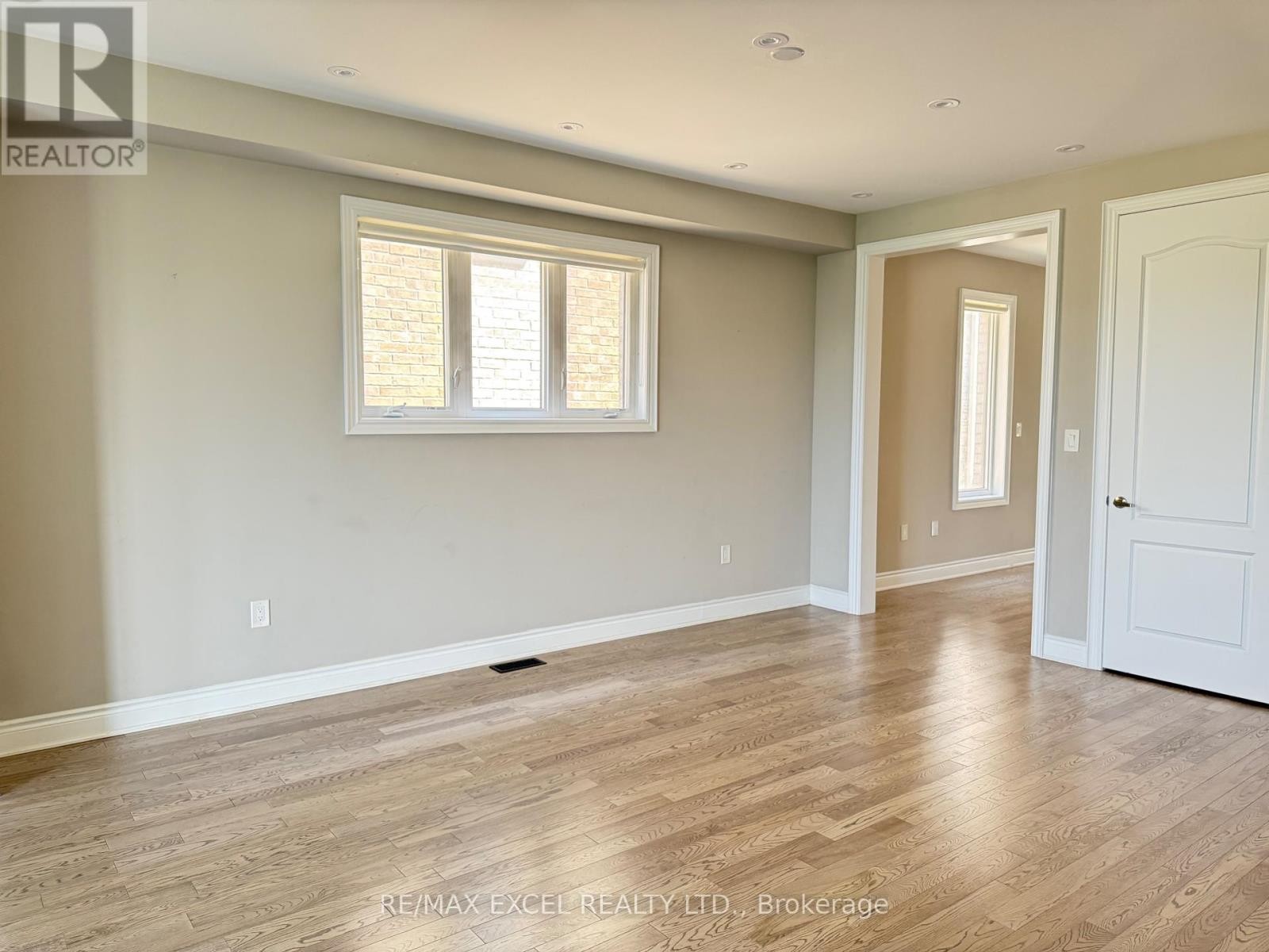 












94 HARTNEY DRIVE

,
Richmond Hill,




Ontario
L4S0K6

