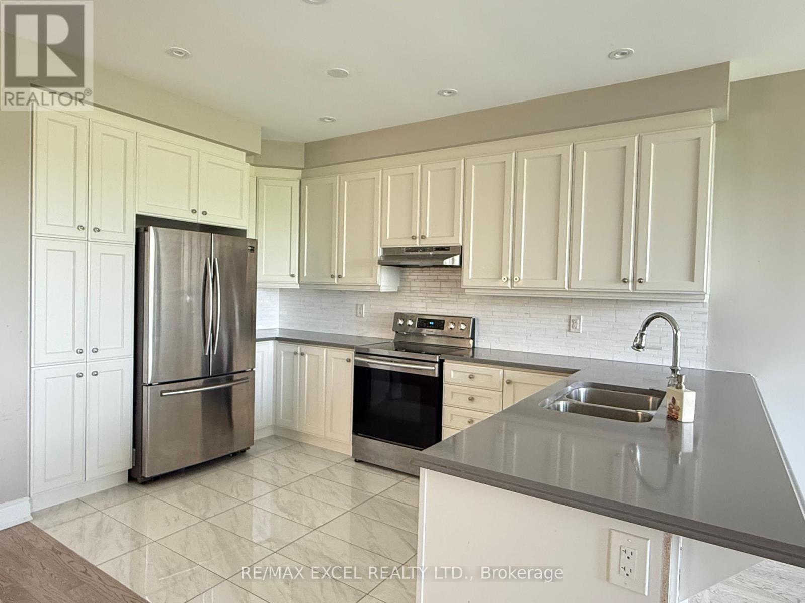 












94 HARTNEY DRIVE

,
Richmond Hill,




Ontario
L4S0K6

