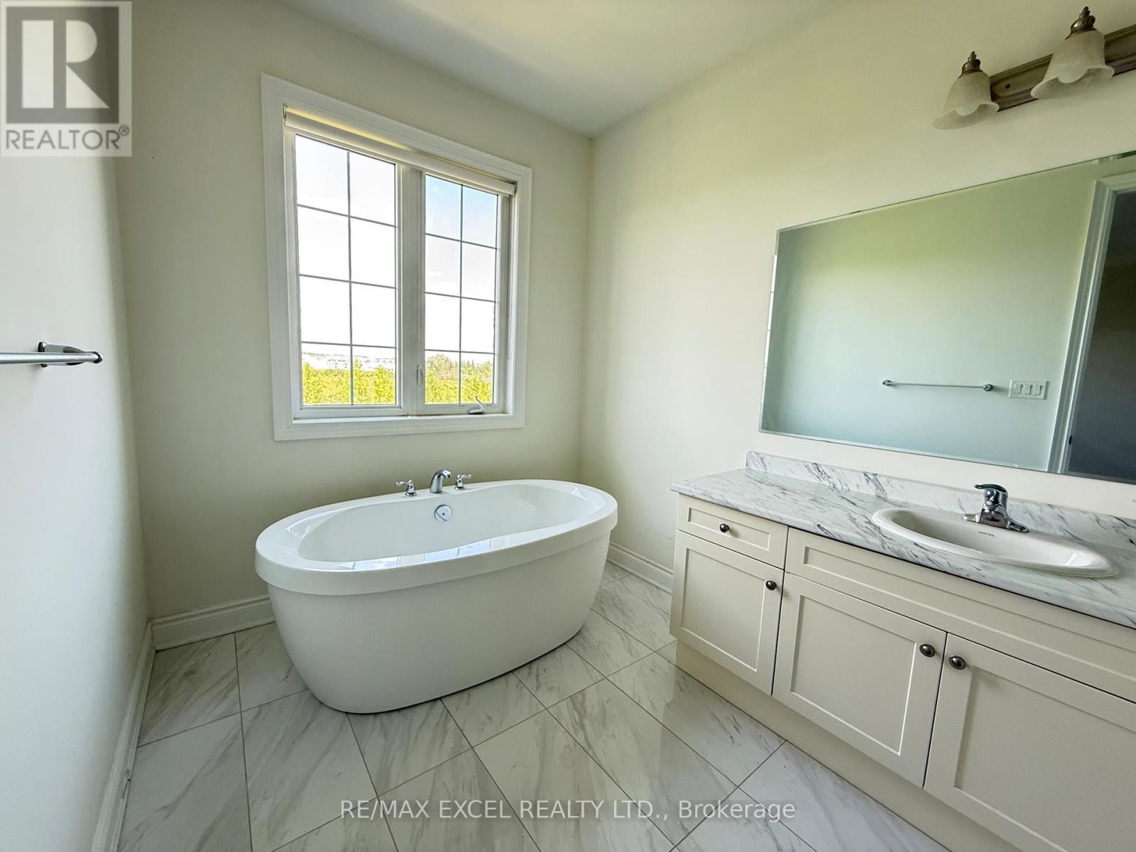 












94 HARTNEY DRIVE

,
Richmond Hill,




Ontario
L4S0K6

