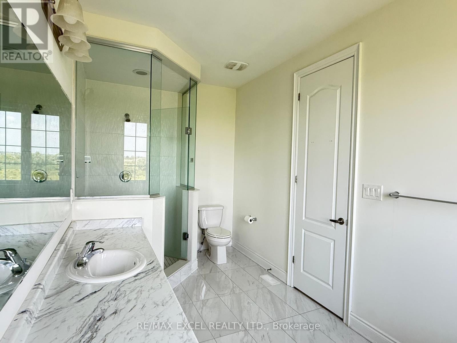 












94 HARTNEY DRIVE

,
Richmond Hill,




Ontario
L4S0K6

