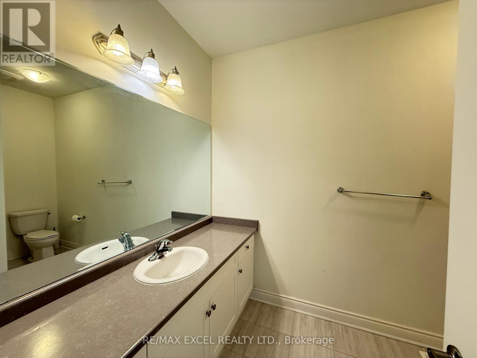 












94 HARTNEY DRIVE

,
Richmond Hill,




Ontario
L4S0K6

