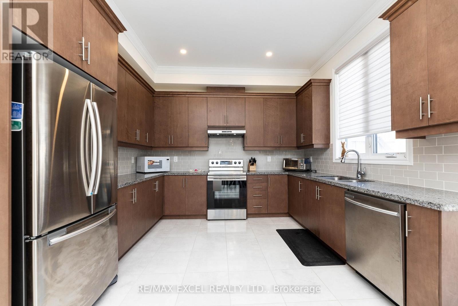 












43 HYDERABAD LANE

,
Markham (Greensborough),




Ontario
L6E0T8


