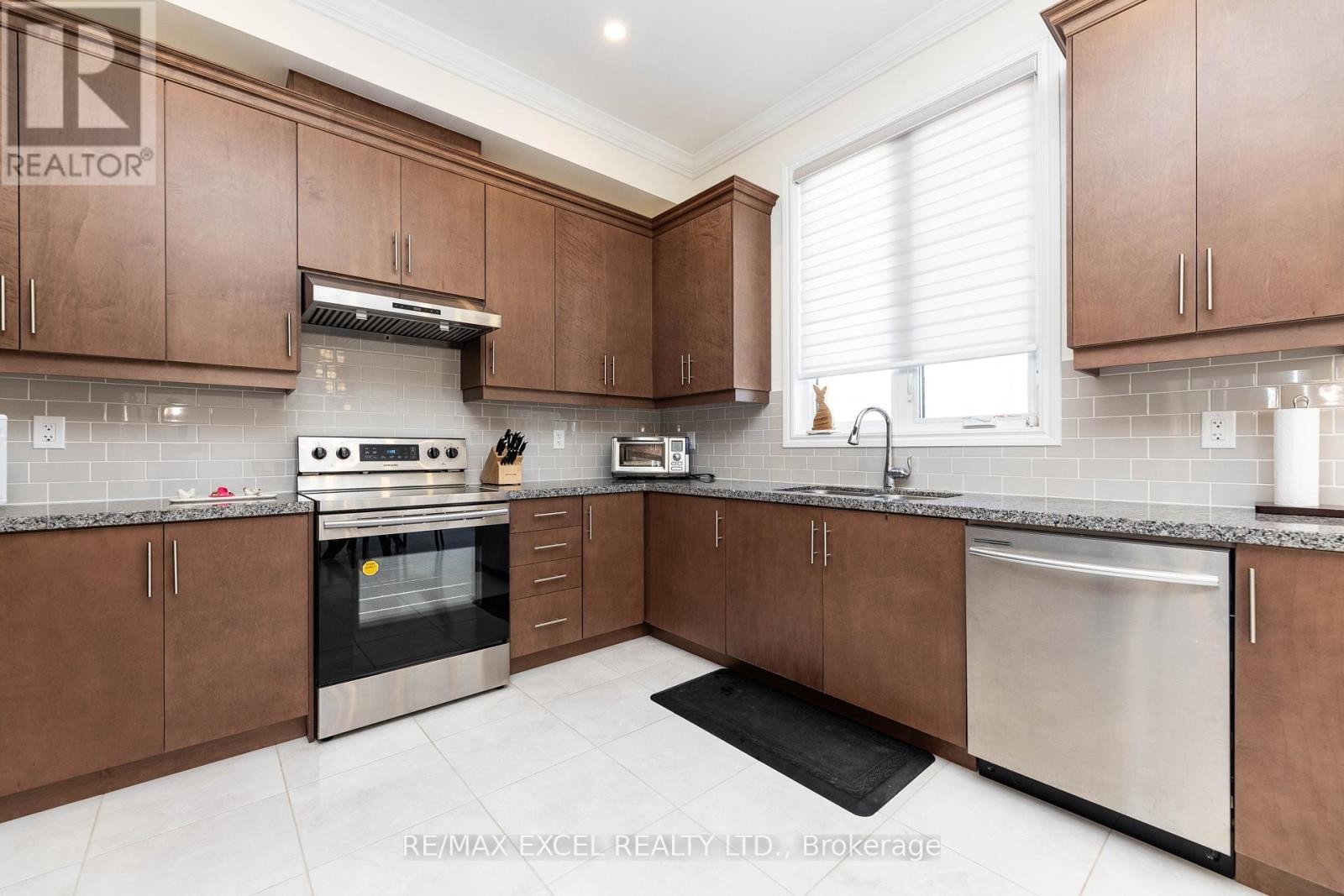 












43 HYDERABAD LANE

,
Markham (Greensborough),




Ontario
L6E0T8

