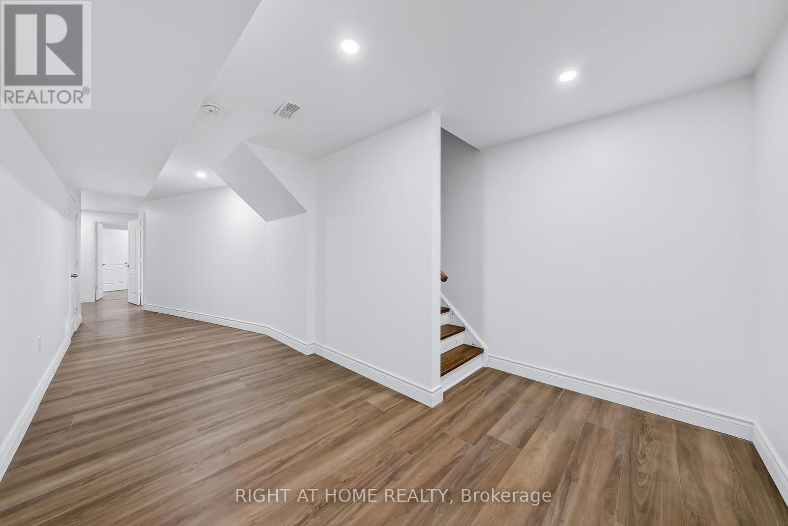 












193 BLUE DASHER BOULEVARD

,
Bradford West Gwillimbury (Bradford),




Ontario
L3Z0H3

