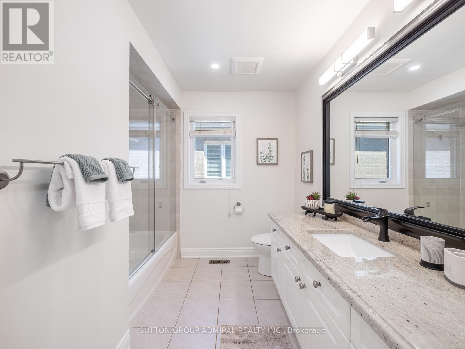 












60 STARWOOD ROAD

,
Vaughan (Patterson),




Ontario
L4J9C9

