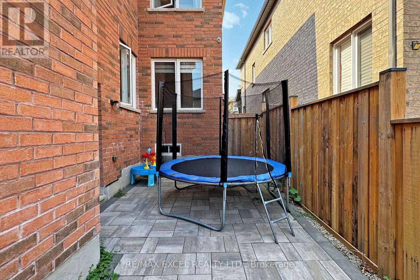 












9 SUNNYSIDE HILL ROAD

,
Markham (Cornell),




Ontario
L6B0X4

