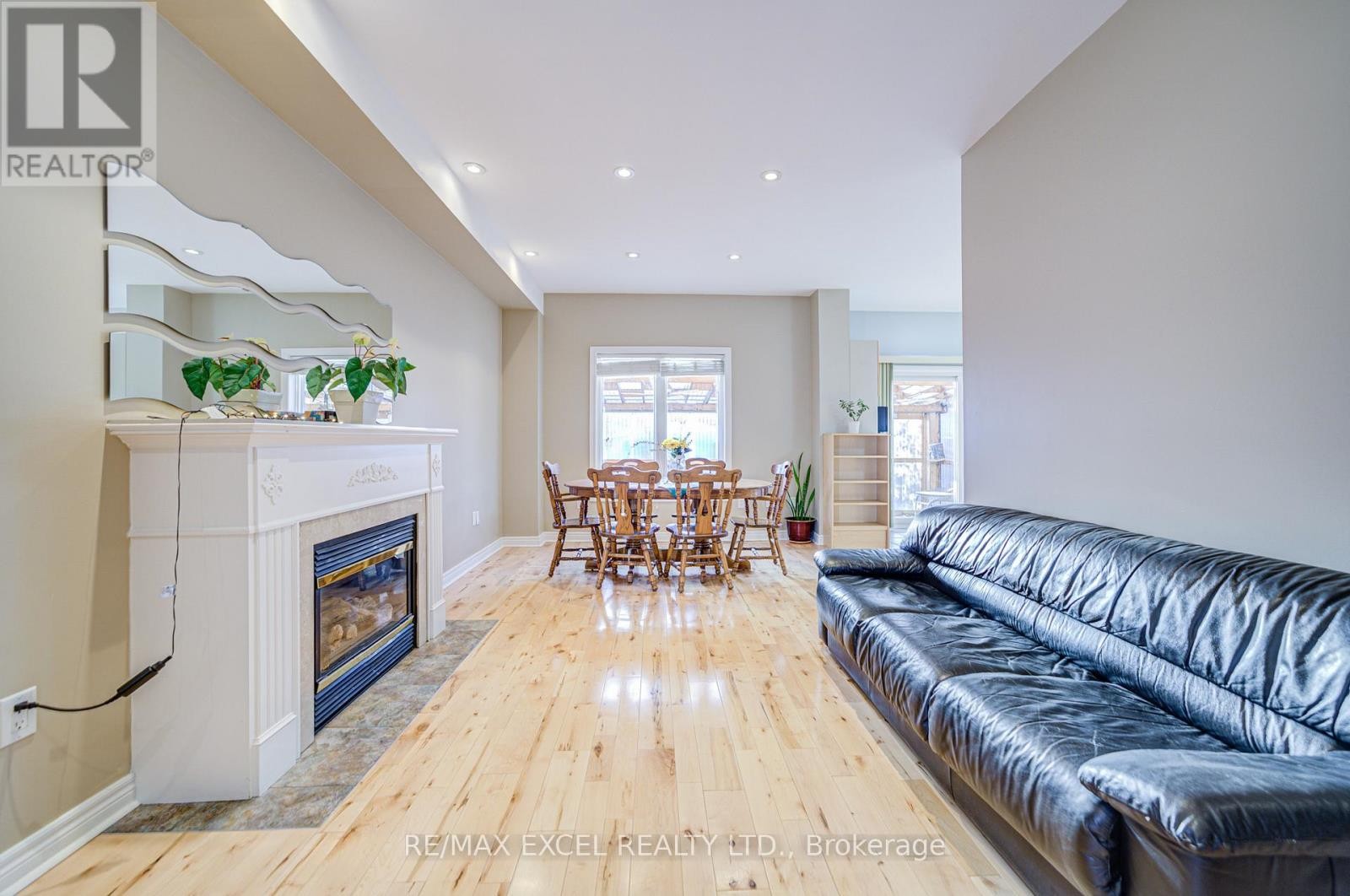 












23 LENA DRIVE

,
Richmond Hill (Rouge Woods),




Ontario
L4S2V4

