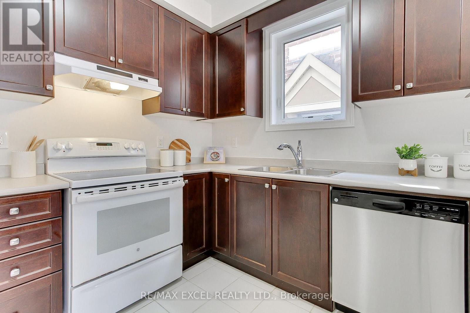 












76 BLACK CREEK DRIVE

,
Markham (Cornell),




Ontario
L6B0Y4

