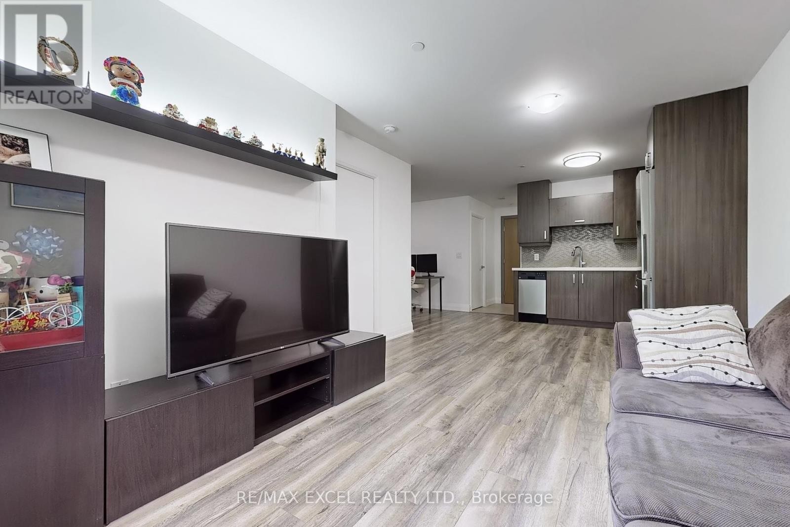 












207 - 18 UPTOWN DRIVE

,
Markham (Unionville),




Ontario
L3R5M5

