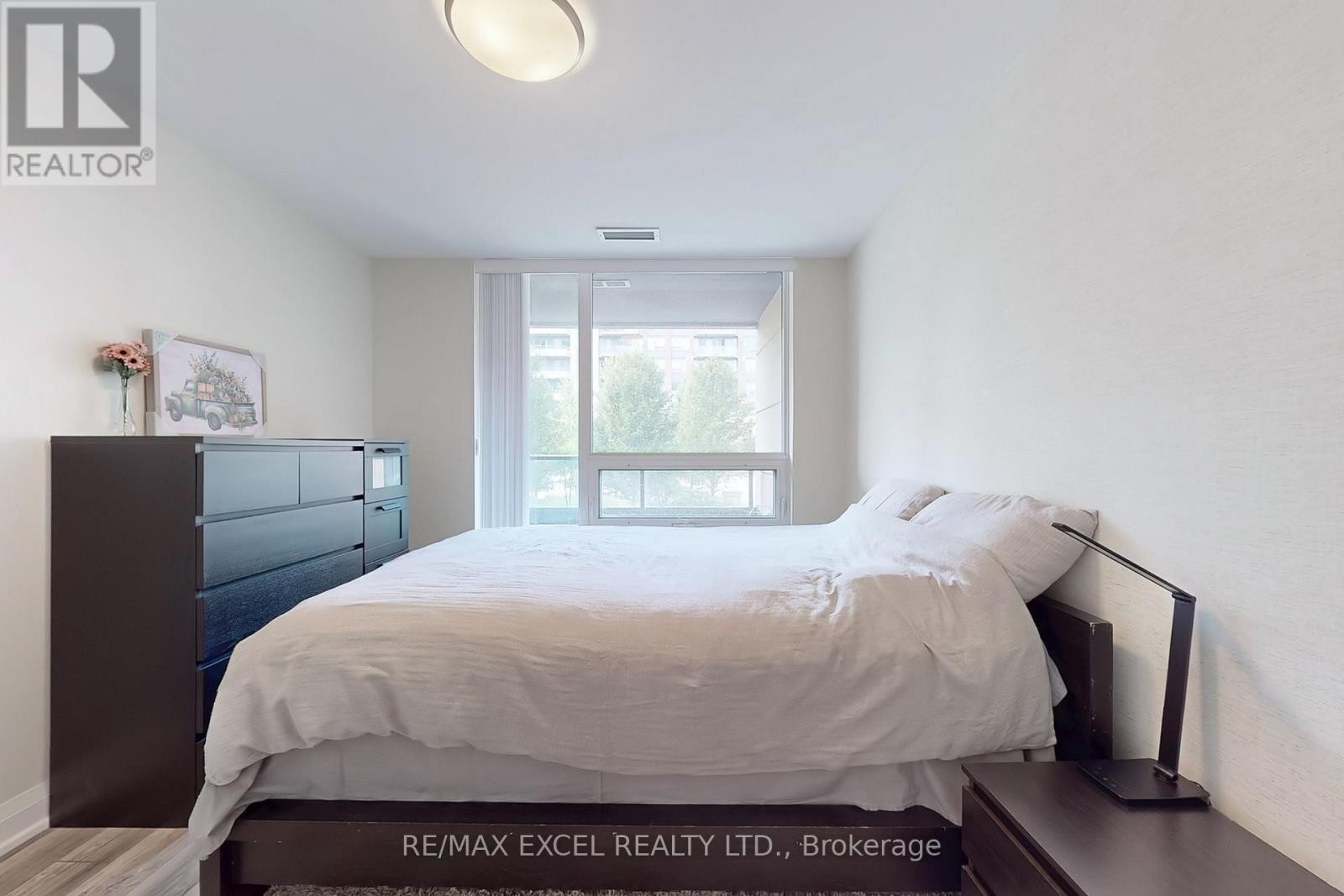 












207 - 18 UPTOWN DRIVE

,
Markham (Unionville),




Ontario
L3R5M5

