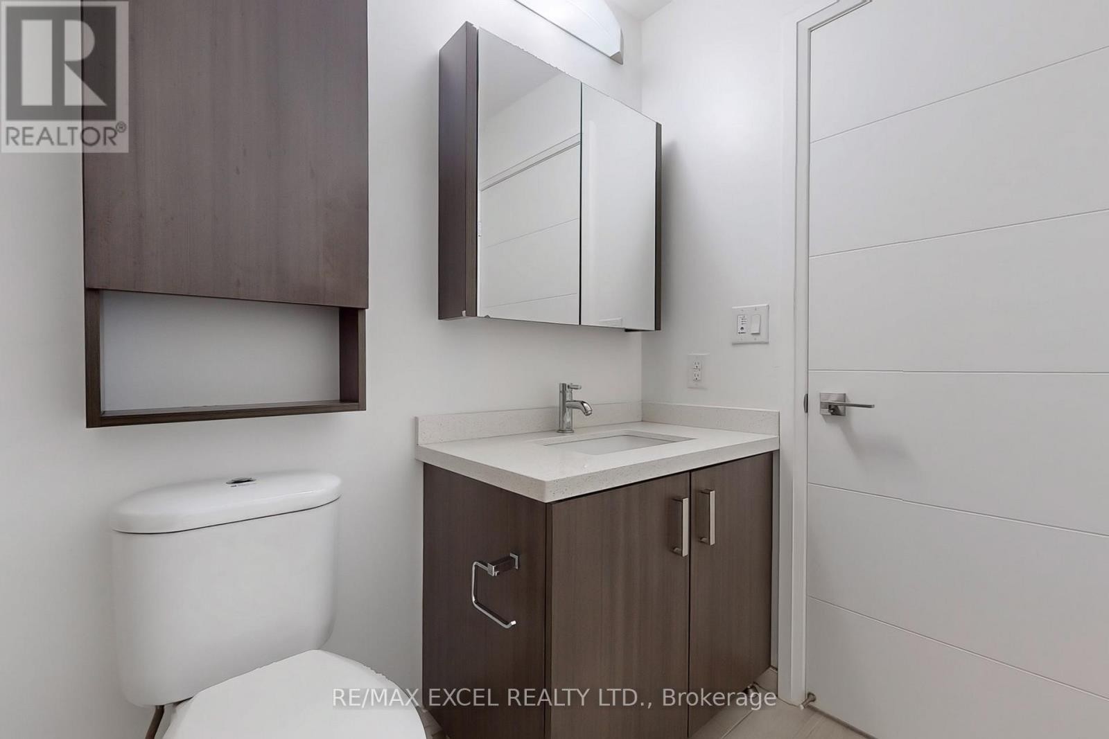 












207 - 18 UPTOWN DRIVE

,
Markham (Unionville),




Ontario
L3R5M5

