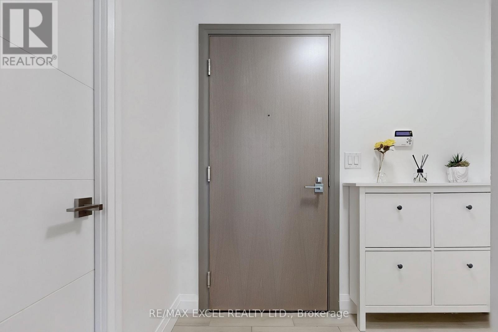 












207 - 18 UPTOWN DRIVE

,
Markham (Unionville),




Ontario
L3R5M5

