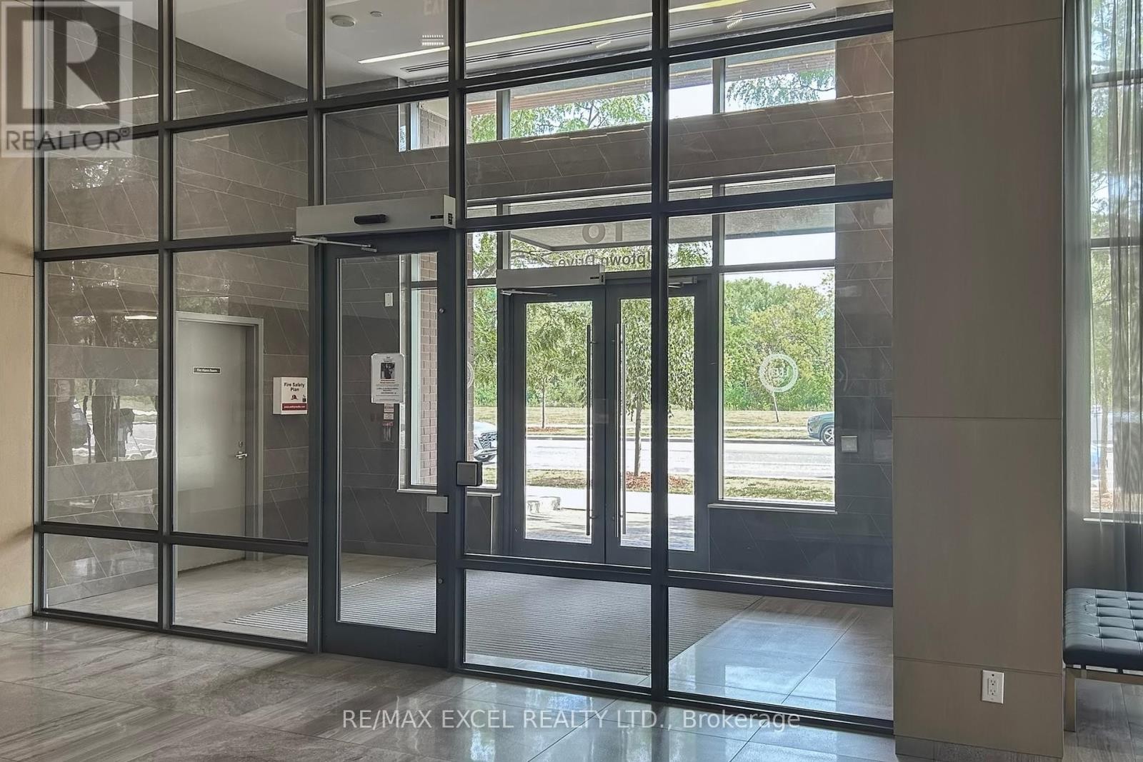 












207 - 18 UPTOWN DRIVE

,
Markham (Unionville),




Ontario
L3R5M5

