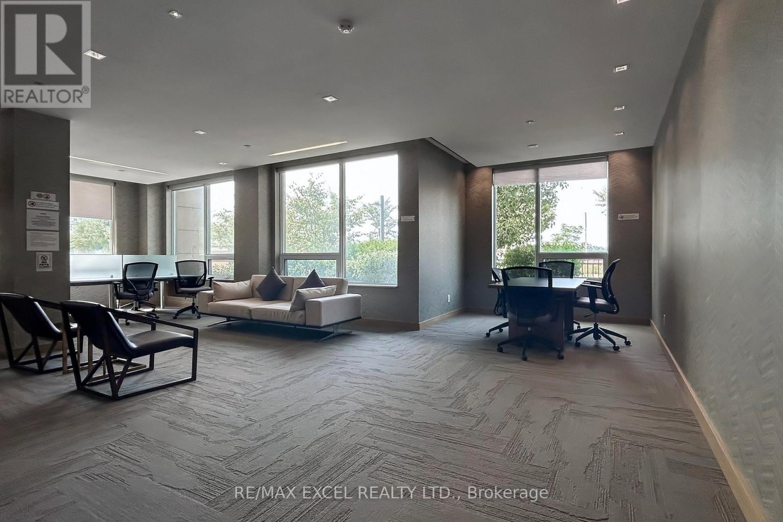 












207 - 18 UPTOWN DRIVE

,
Markham (Unionville),




Ontario
L3R5M5

