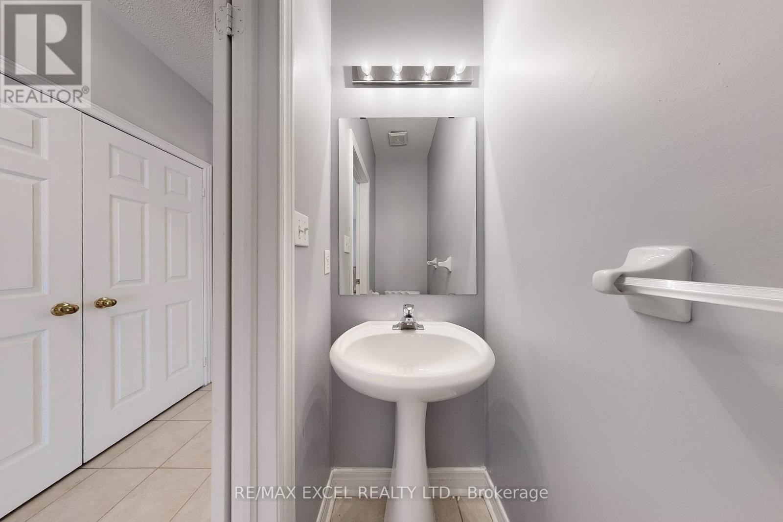 












38 AYHART STREET

,
Markham (Wismer),




Ontario
L6E1H4

