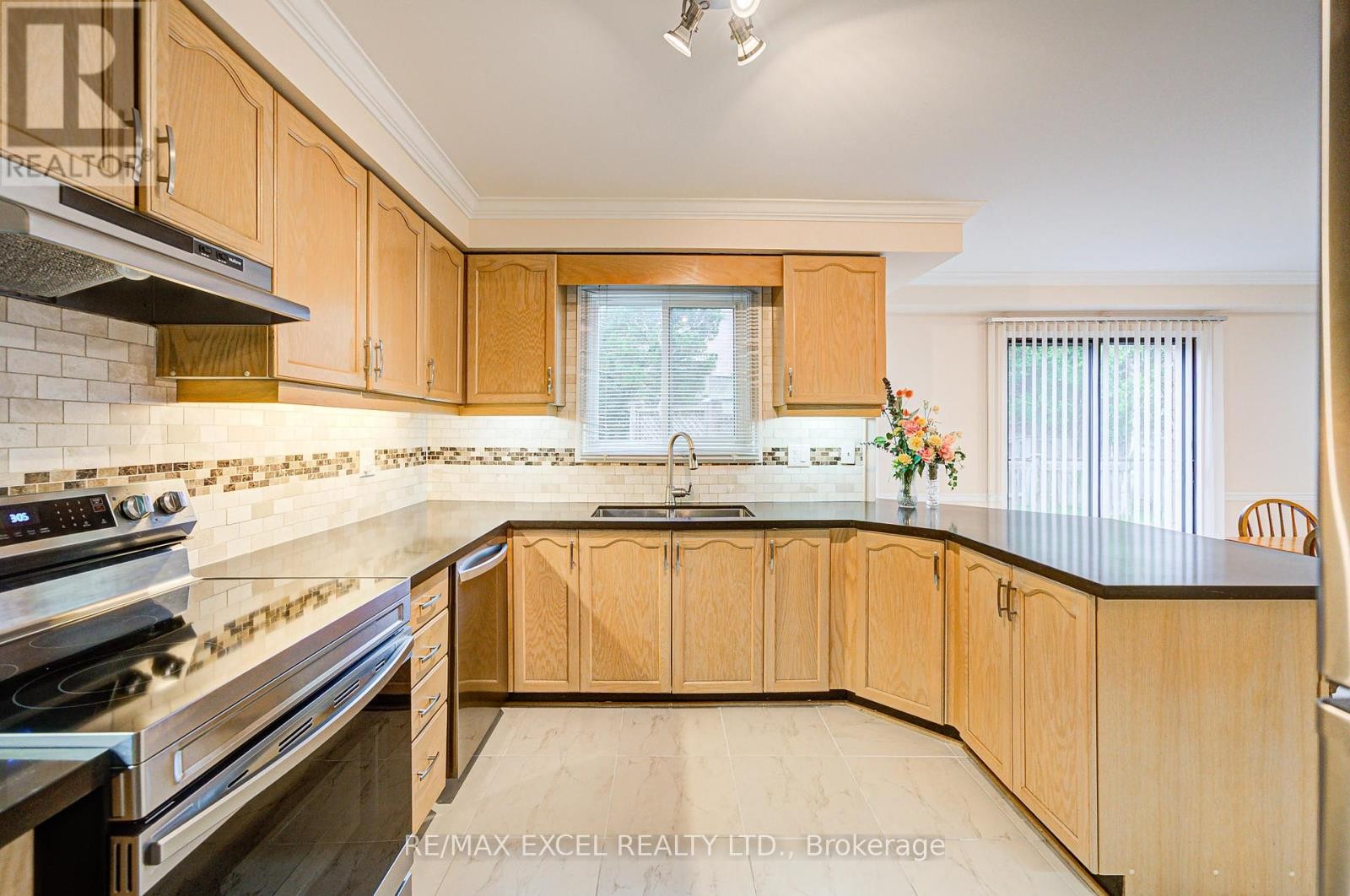 












18 TAMARA DRIVE

,
Richmond Hill (Devonsleigh),




Ontario
L4S1E7

