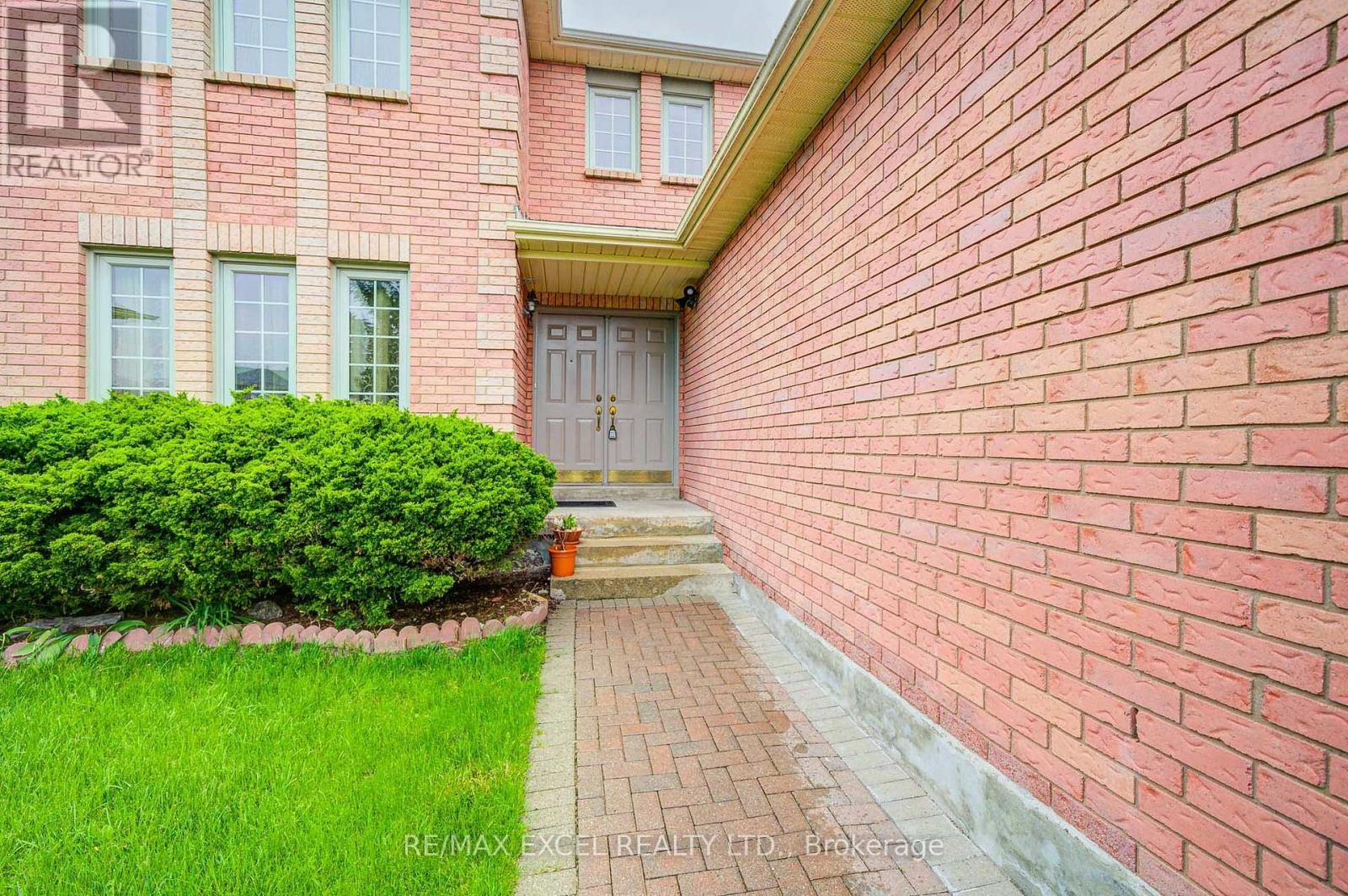 












18 TAMARA DRIVE

,
Richmond Hill (Devonsleigh),




Ontario
L4S1E7

