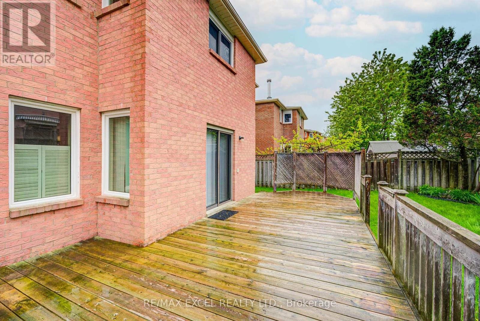 












18 TAMARA DRIVE

,
Richmond Hill (Devonsleigh),




Ontario
L4S1E7

