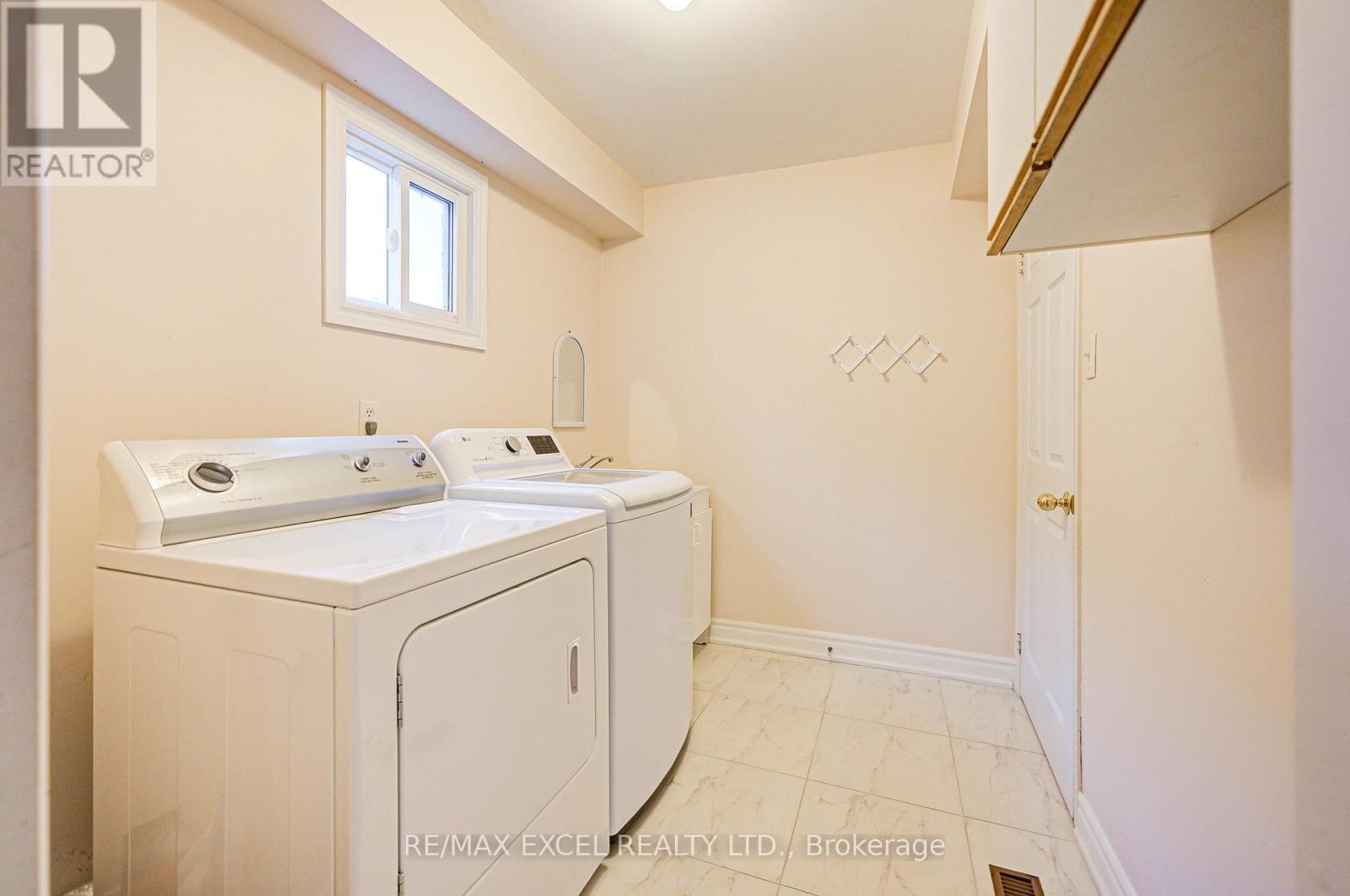 












18 TAMARA DRIVE

,
Richmond Hill (Devonsleigh),




Ontario
L4S1E7

