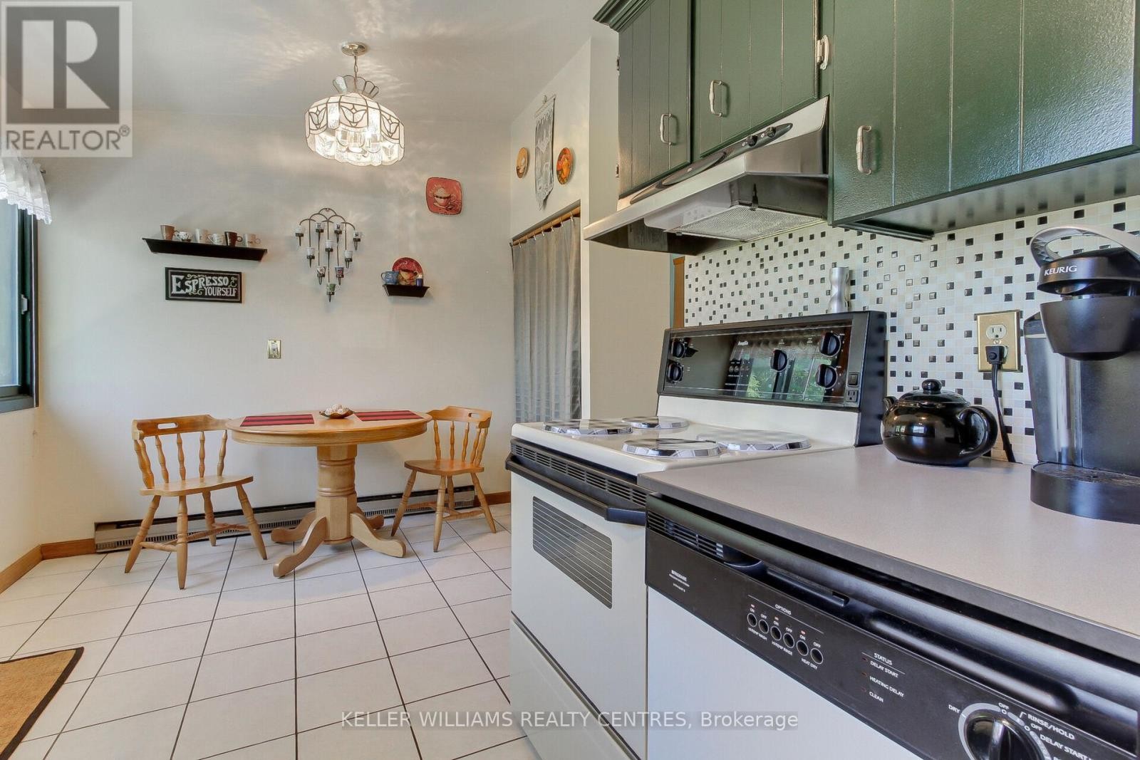 












871 ELGIN STREET

,
Newmarket (Huron Heights-Leslie Valley),




Ontario
L3Y3B9

