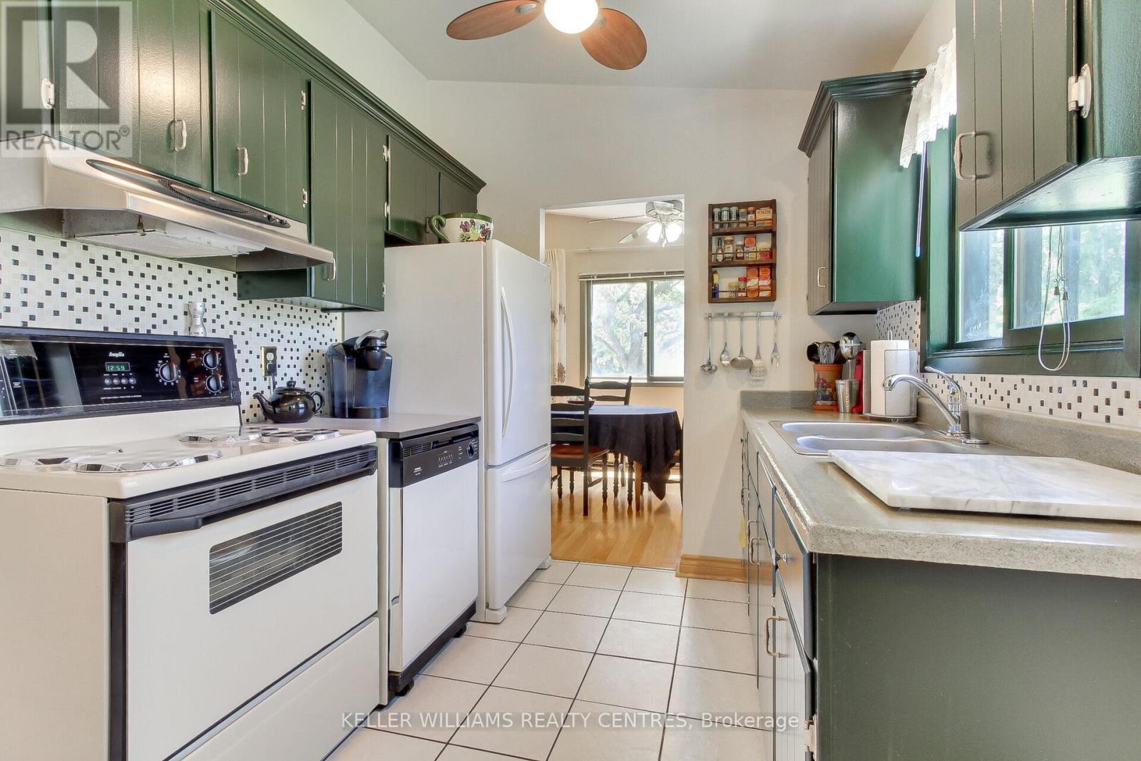 












871 ELGIN STREET

,
Newmarket (Huron Heights-Leslie Valley),




Ontario
L3Y3B9

