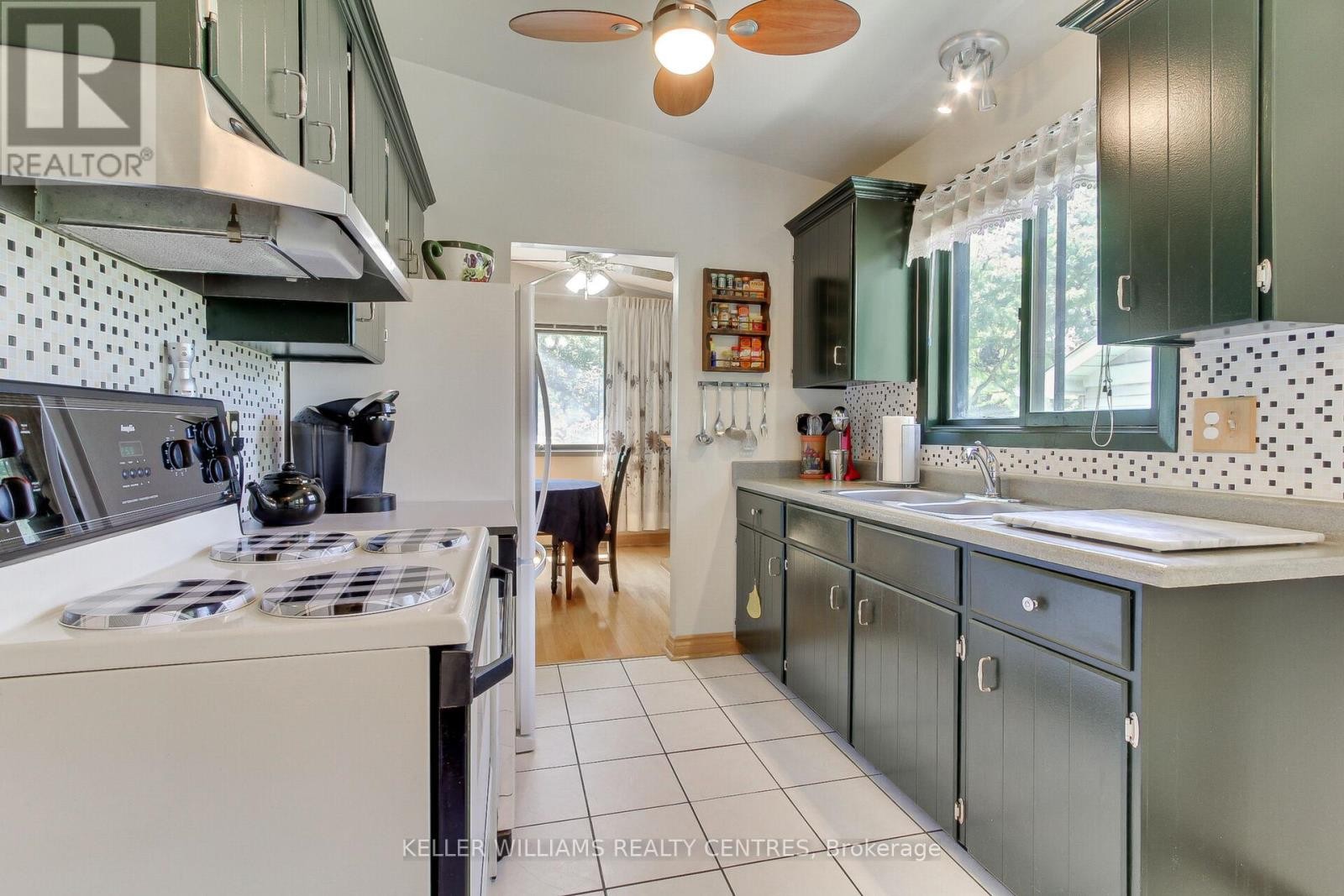 












871 ELGIN STREET

,
Newmarket (Huron Heights-Leslie Valley),




Ontario
L3Y3B9

