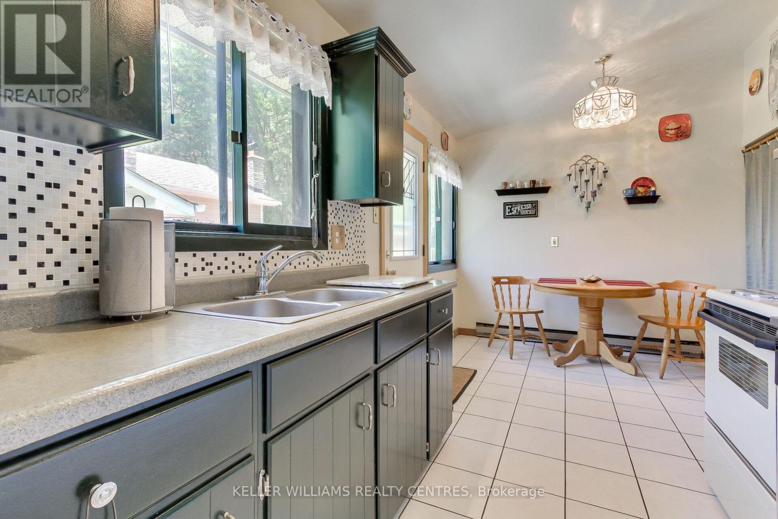 












871 ELGIN STREET

,
Newmarket (Huron Heights-Leslie Valley),




Ontario
L3Y3B9

