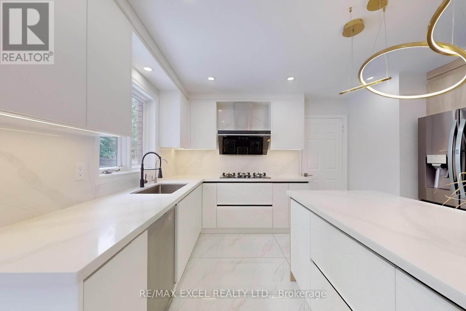 












12 MOSES CRESCENT

,
Markham (Cachet),




Ontario
L6C1S5

