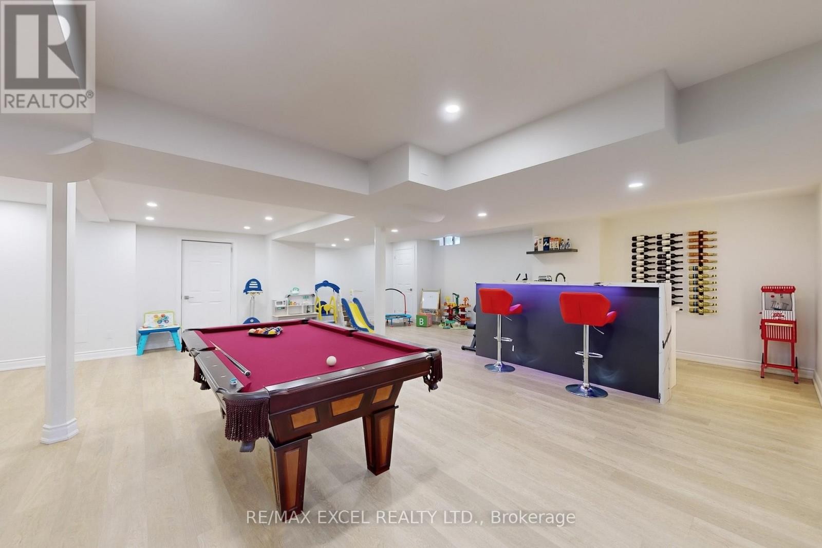 












12 MOSES CRESCENT

,
Markham (Cachet),




Ontario
L6C1S5

