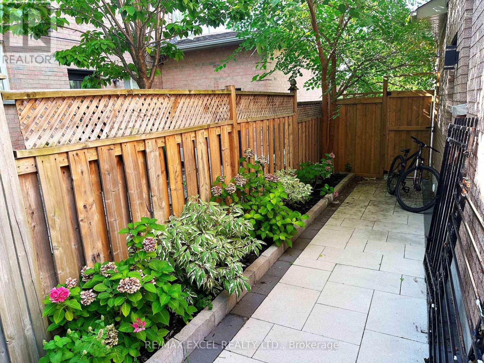 












12 MOSES CRESCENT

,
Markham (Cachet),




Ontario
L6C1S5

