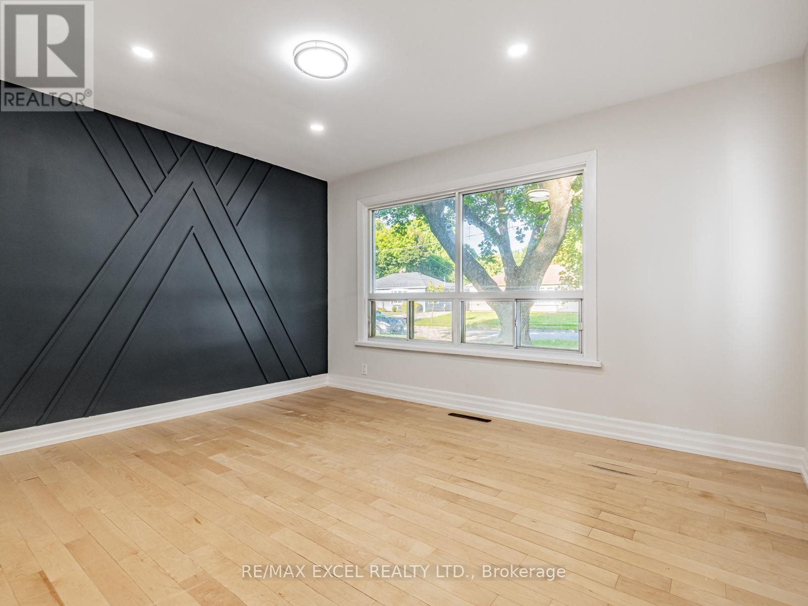 












58 HOWARD ROAD

,
Newmarket (Huron Heights-Leslie Valley),




Ontario
L3Y3G7

