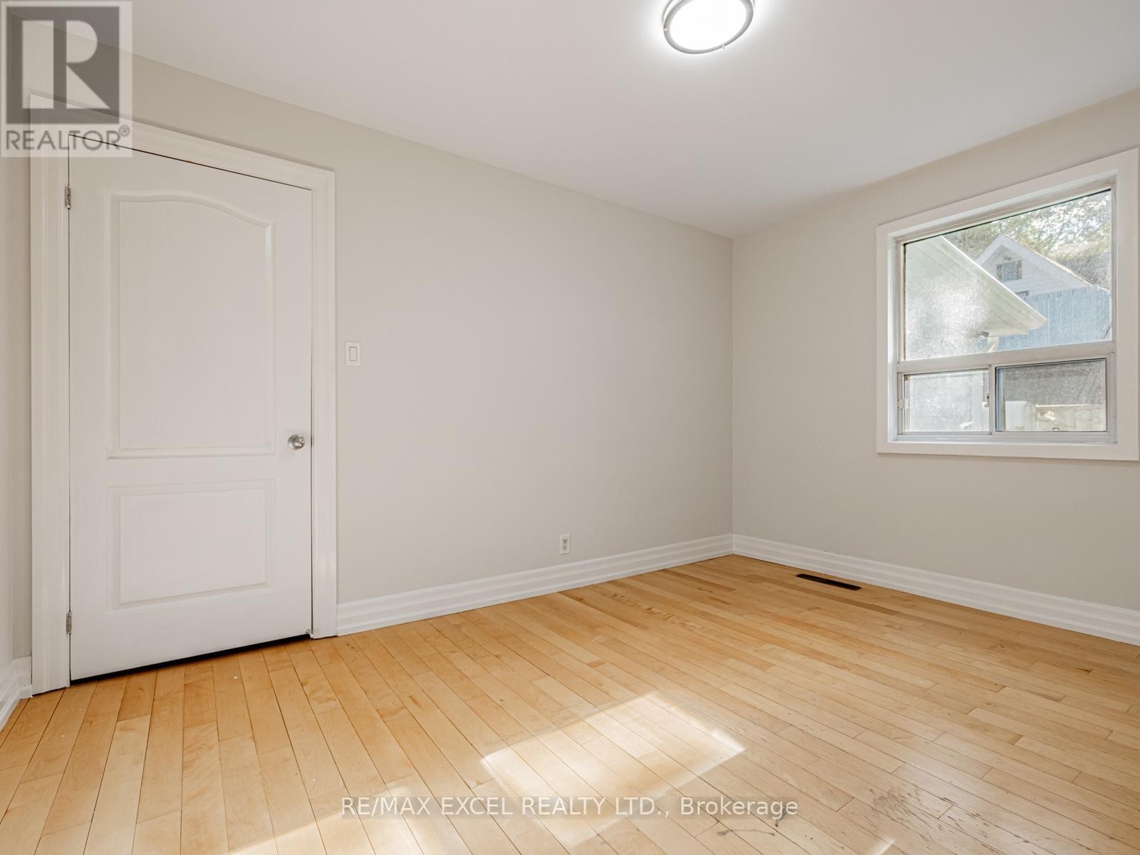 












58 HOWARD ROAD

,
Newmarket (Huron Heights-Leslie Valley),




Ontario
L3Y3G7

