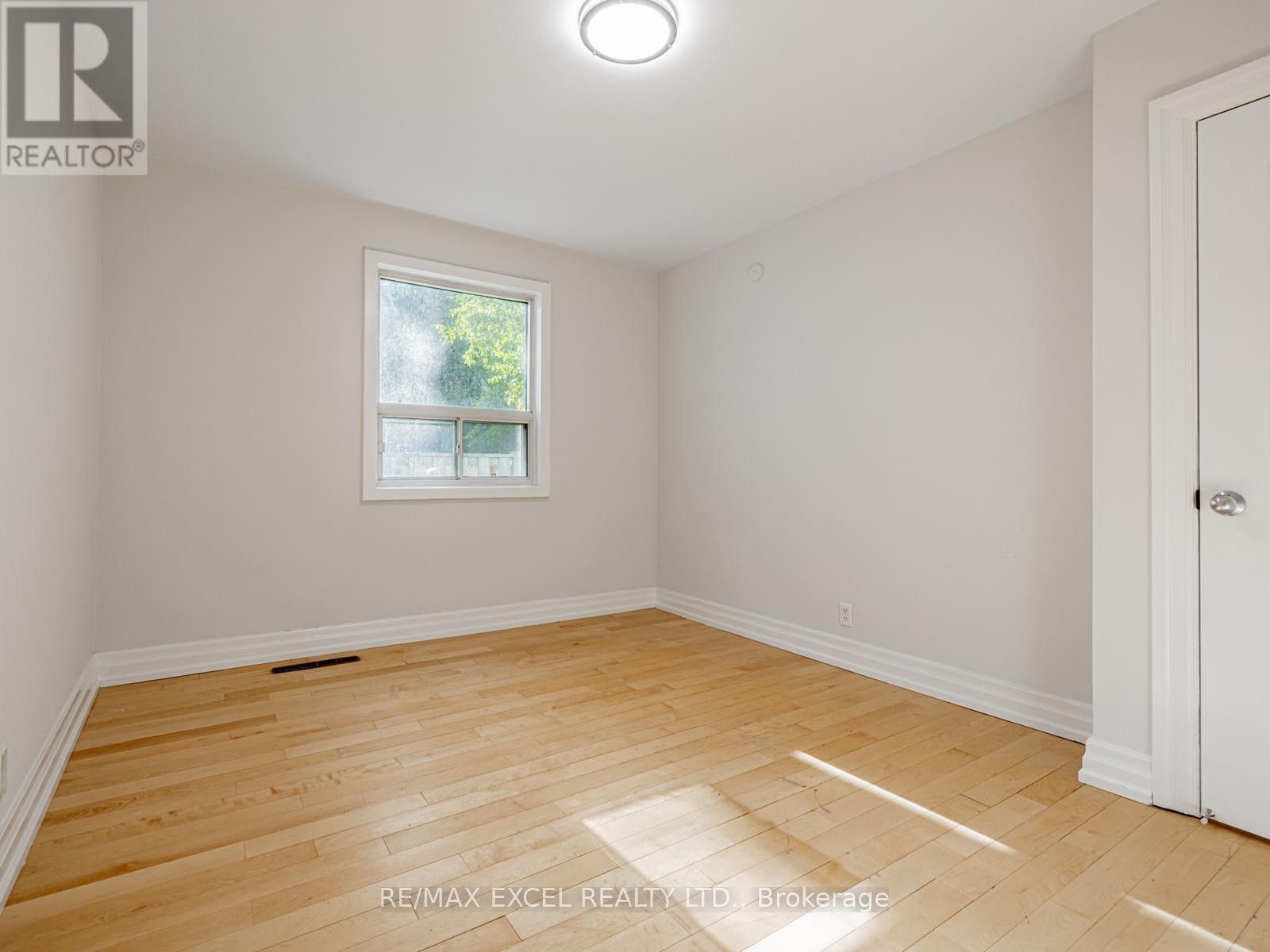 












58 HOWARD ROAD

,
Newmarket (Huron Heights-Leslie Valley),




Ontario
L3Y3G7

