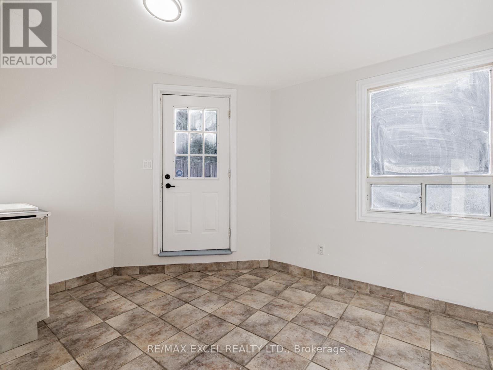 












58 HOWARD ROAD

,
Newmarket (Huron Heights-Leslie Valley),




Ontario
L3Y3G7

