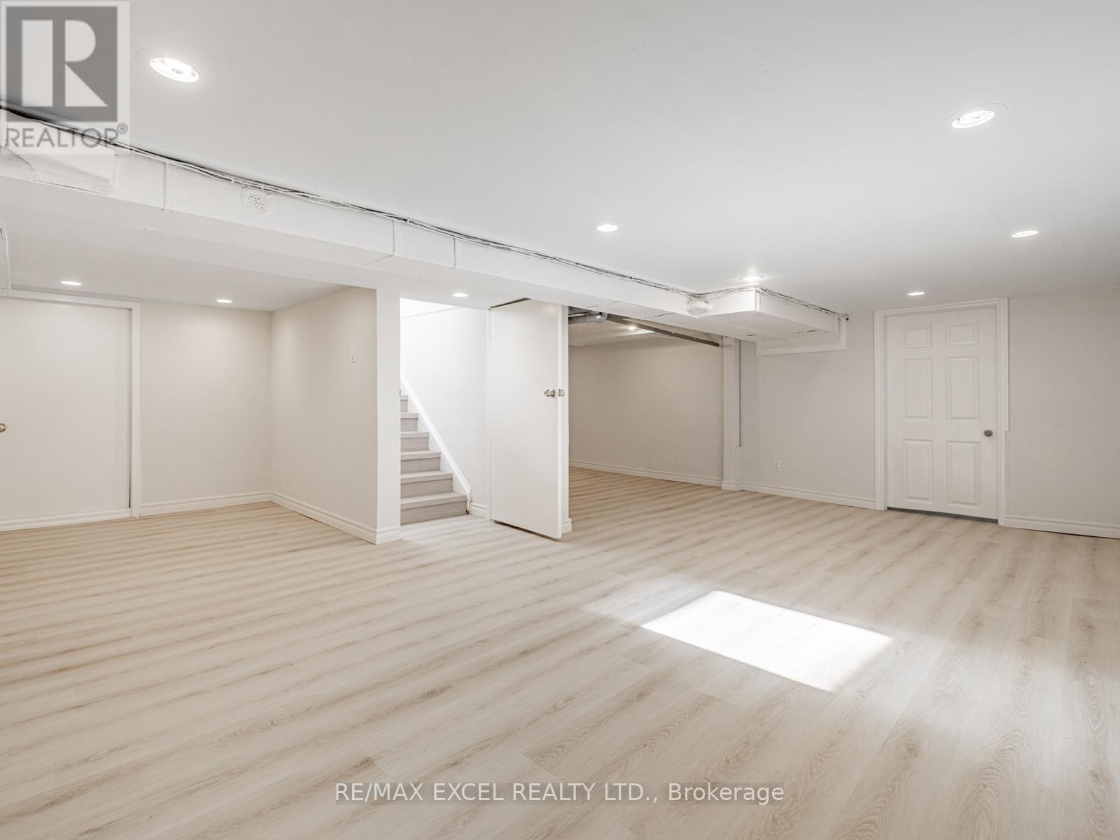 












58 HOWARD ROAD

,
Newmarket (Huron Heights-Leslie Valley),




Ontario
L3Y3G7

