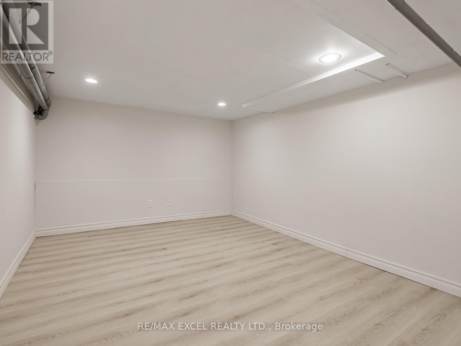 












58 HOWARD ROAD

,
Newmarket (Huron Heights-Leslie Valley),




Ontario
L3Y3G7

