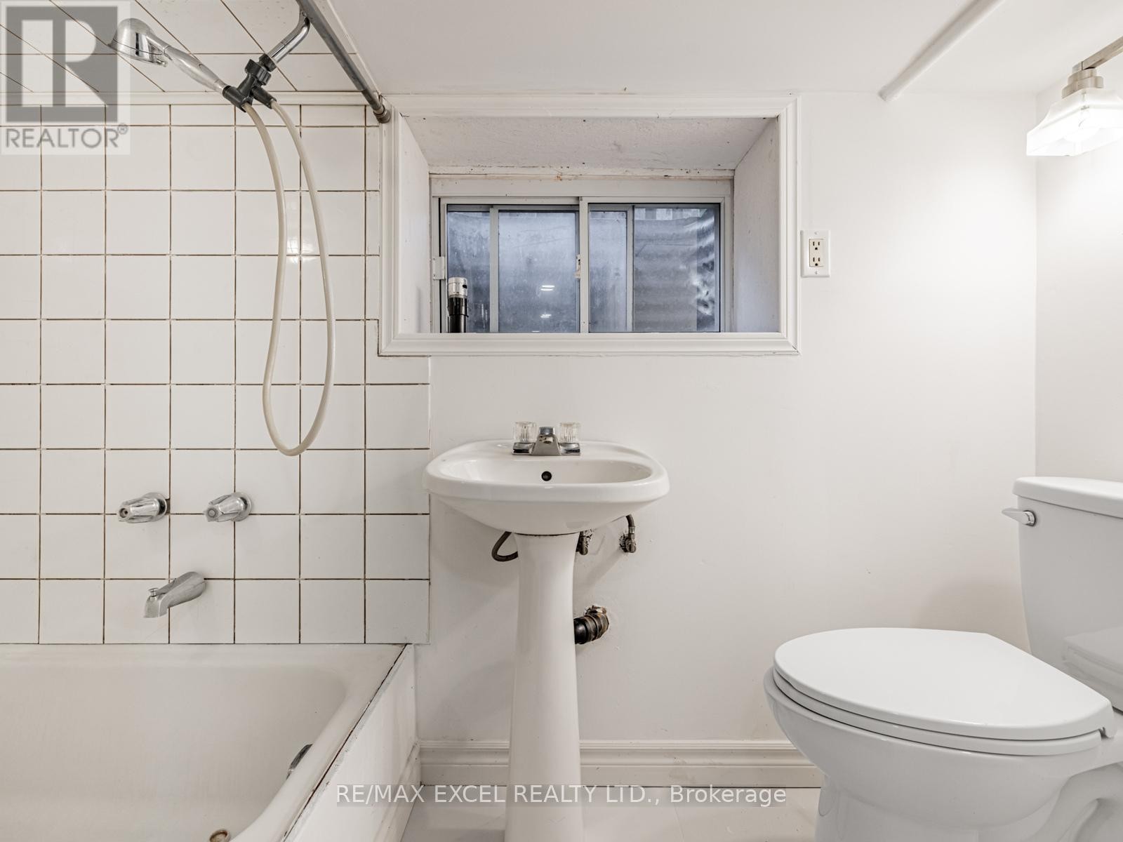 












58 HOWARD ROAD

,
Newmarket (Huron Heights-Leslie Valley),




Ontario
L3Y3G7

