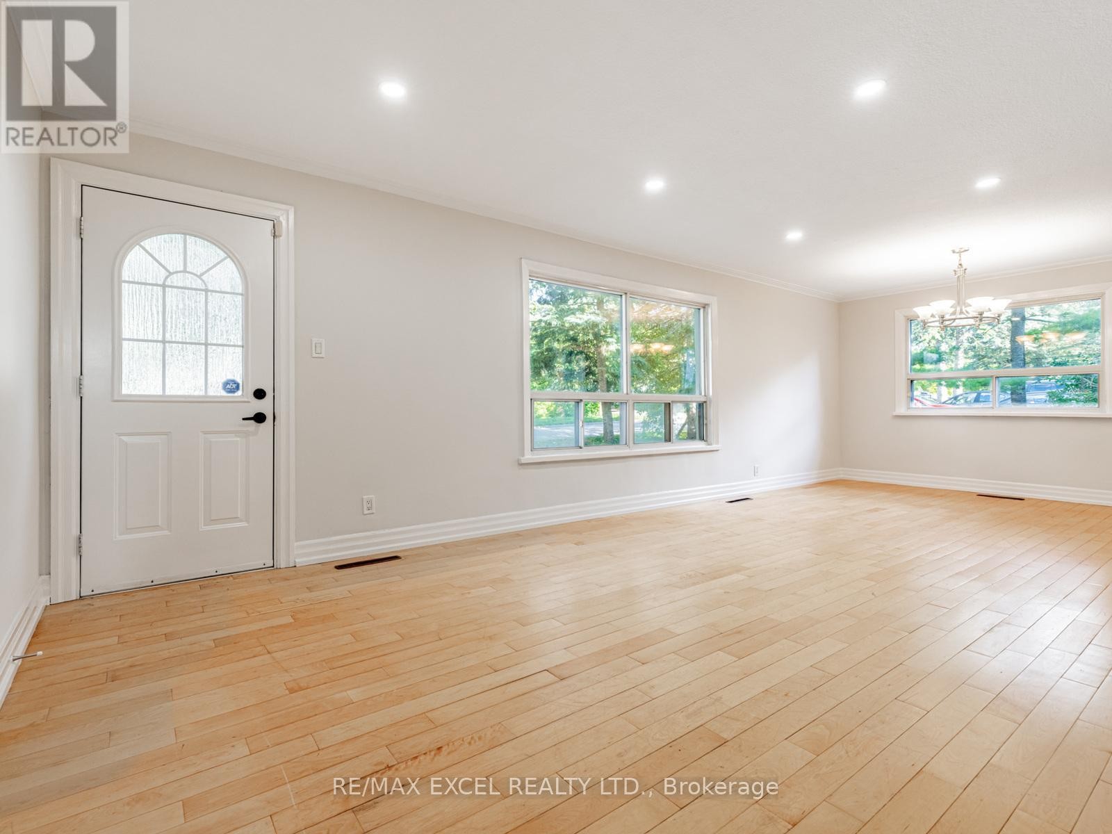 












58 HOWARD ROAD

,
Newmarket (Huron Heights-Leslie Valley),




Ontario
L3Y3G7

