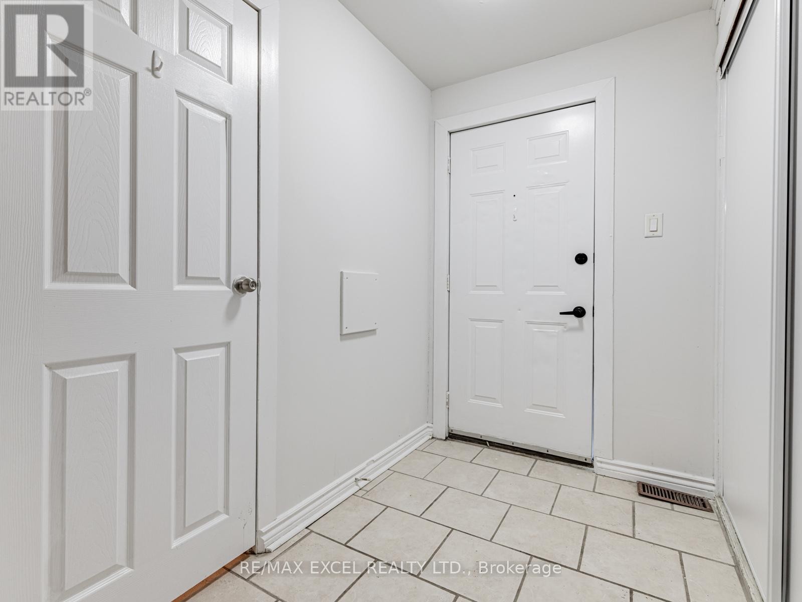 












58 HOWARD ROAD

,
Newmarket (Huron Heights-Leslie Valley),




Ontario
L3Y3G7


