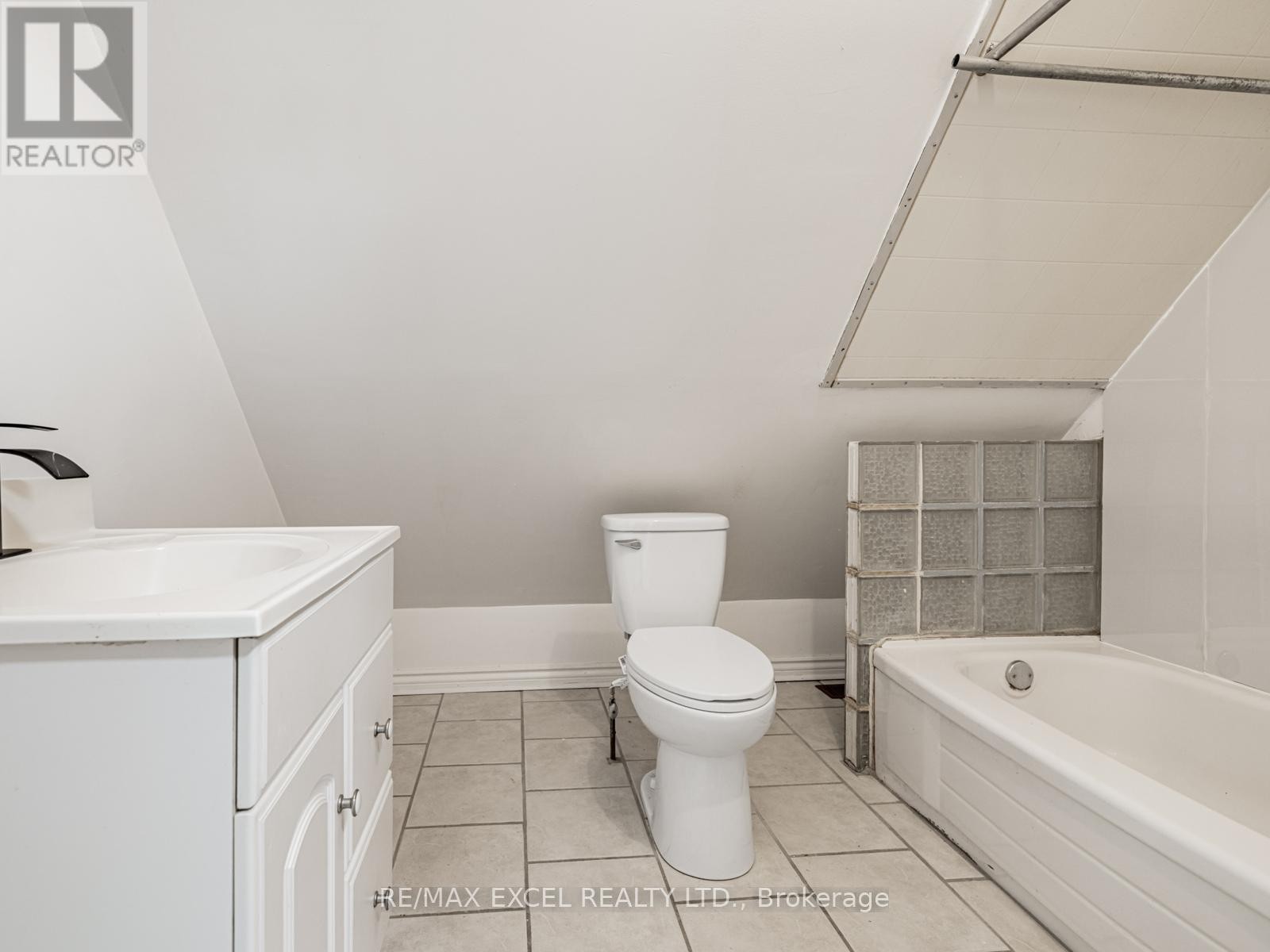 












58 HOWARD ROAD

,
Newmarket (Huron Heights-Leslie Valley),




Ontario
L3Y3G7

