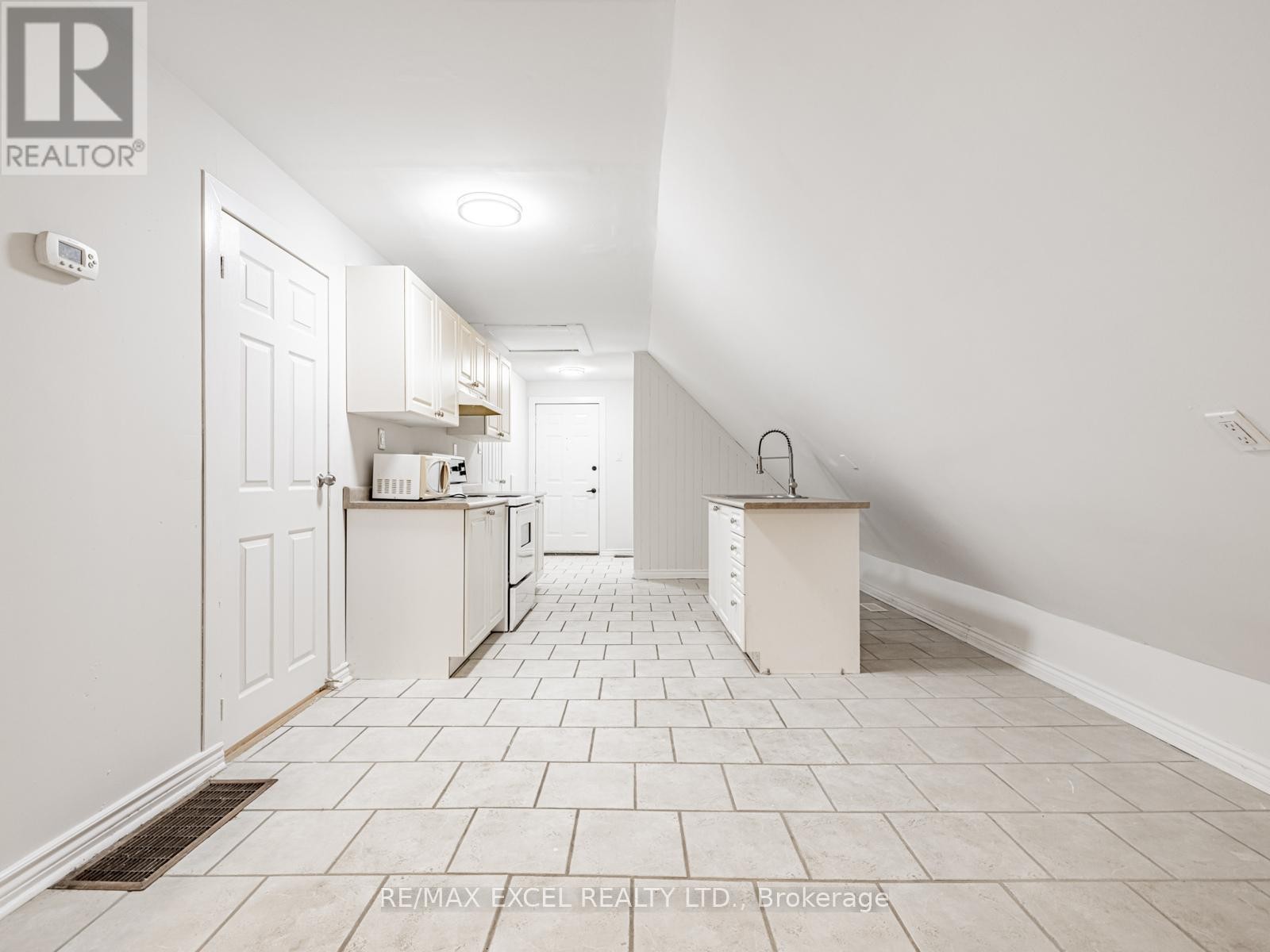 












58 HOWARD ROAD

,
Newmarket (Huron Heights-Leslie Valley),




Ontario
L3Y3G7

