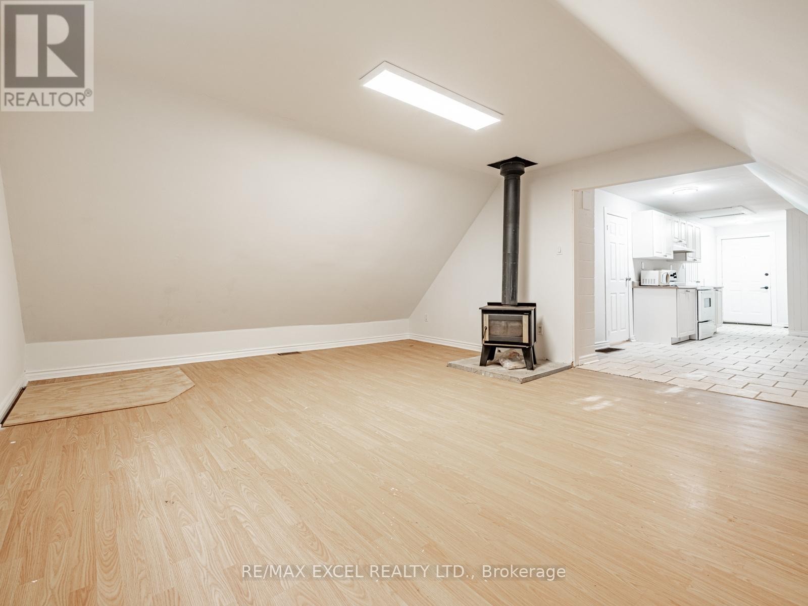 












58 HOWARD ROAD

,
Newmarket (Huron Heights-Leslie Valley),




Ontario
L3Y3G7

