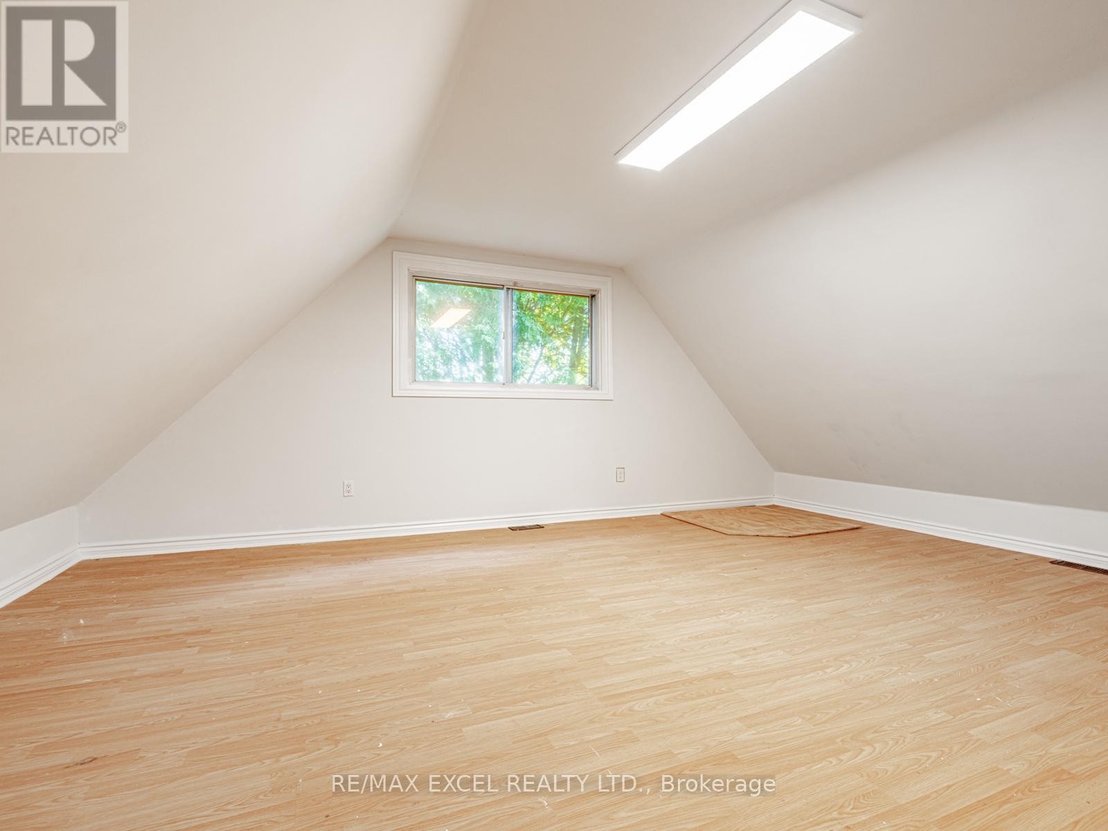 












58 HOWARD ROAD

,
Newmarket (Huron Heights-Leslie Valley),




Ontario
L3Y3G7

